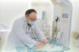 Bé trai sinh non 32 tuần vượt qua nguy cơ suy hô hấp