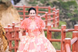 Thí sinh Hoa hậu Doanh nhân châu Á 2025 diễn thời trang tại Eo Gió