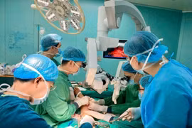 Nhiễm trùng hoại tử mất khả năng đi lại vì dao chém đứt gân không biết