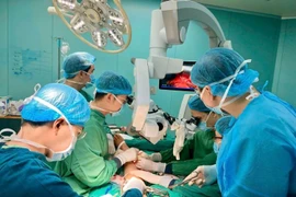 Nhiễm trùng hoại tử mất khả năng đi lại vì dao chém đứt gân không biết