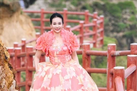 Thí sinh Hoa hậu Doanh nhân châu Á 2025 diễn thời trang tại Eo Gió