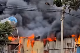 Cháy lớn tại bãi phế liệu ở TP Hồ Chí Minh đe dọa nhiều nhà xưởng