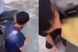 Nam sinh ở Hà Nội bị nhóm bạn bắt quỳ liếm biển số xe máy