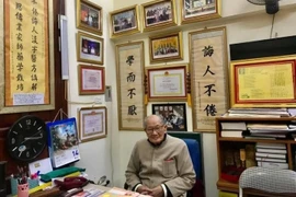 Vị lương y gần 100 tuổi đam mê truyền nghề đông y, viết sách chữa bệnh