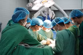 Bộ trưởng Bộ y tế gửi thư chúc mừng các thầy thuốc, người lao động ngành y tế