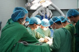 Bộ trưởng Bộ y tế gửi thư chúc mừng các thầy thuốc, người lao động ngành y tế