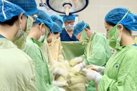 Phẫu thuật thành công lấy khối u xơ tử cung 30cm nặng 3,2 kg