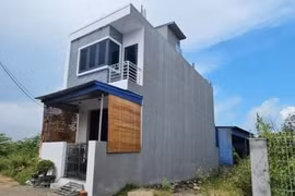 Bị người lạ xây nhà trên đất đã có sổ, tố cáo hình sự được không?