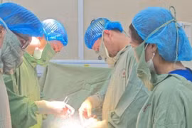 Cấp cứu trong đêm xoắn u buồng trứng ở phụ nữ trẻ 23 tuổi