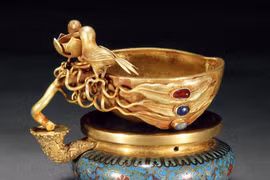 Lão nông làm vườn phát hiện mộ cổ chứa báu vật bằng vàng nặng 10kg