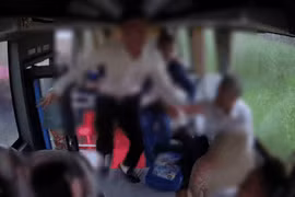 Bố con chú rể đạp vào đầu tài xế vì từ chối chở đi đón dâu