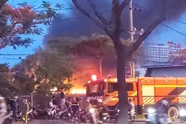 Cháy dữ dội cạnh cửa hàng xăng dầu tại Đà Nẵng