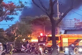 Cháy dữ dội cạnh cửa hàng xăng dầu tại Đà Nẵng