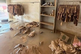 Thiệt hại 600 triệu sau cơn lũ, chủ tiệm thời trang khóc nghẹn