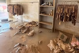 Thiệt hại 600 triệu sau cơn lũ, chủ tiệm thời trang khóc nghẹn