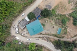 Khu vực xe chở đoàn từ thiện: Dốc dài 1 km, cua gấp hình tam giác