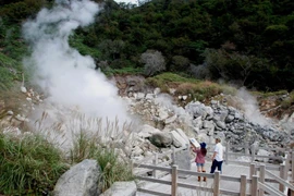 Du khách thích thú khám phá "địa ngục" mù mịt khói 