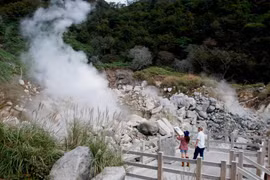 Du khách thích thú khám phá "địa ngục" mù mịt khói 