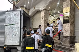 Công an chuyển nhiều thùng tài liệu từ cơ sở kinh doanh của Mailisa Hà Nội