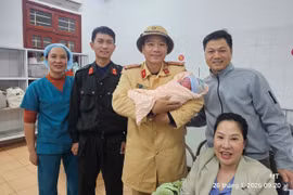 Sản phụ sắp sinh giữa cao tốc, CSGT dùng xe đặc chủng mở đường đi cấp cứu