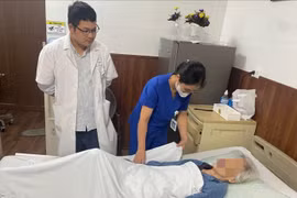 Cụ bà 80 tuổi ở Hà Nội suýt mất bàn chân vì vết xước nhỏ