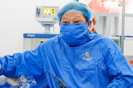 2,5 giờ đưa khối u xơ tử cung gần 14 cm choán gần hết ổ bụng ra ngoài