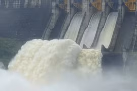 TP Huế mưa trắng trời, thuỷ điện tăng cường xả lũ