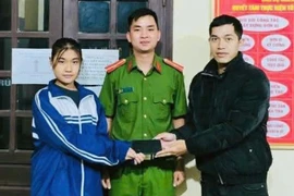 Nhặt được điện thoại, nữ sinh đem đến công an nhờ trả lại