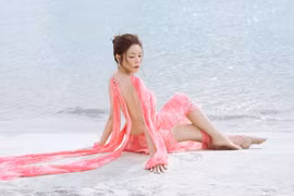 Lý Nhã Kỳ đẹp gợi cảm ở Hạ Long