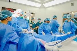 Khen ngợi ê-kíp thông tim bào thai cho thai phụ Singapore