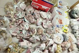 Không về quê ăn Tết, người phụ nữ được mẹ 'tiếp tế' 7 thùng quà