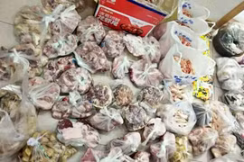 Không về quê ăn Tết, người phụ nữ được mẹ 'tiếp tế' 7 thùng quà