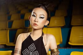 Bảo Ngân tự tin trên sàn catwalk, hé lộ dự án điện ảnh mới