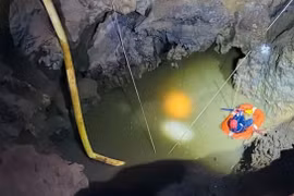 Giây phút tìm nạn nhân nghi rơi "hố tử thần" ở Bắc Kạn