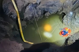 Giây phút tìm nạn nhân nghi rơi "hố tử thần" ở Bắc Kạn