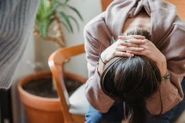 Vợ sốc khi chồng xin ở lại chăm sóc người yêu cũ 