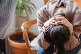 Vợ sốc khi chồng xin ở lại chăm sóc người yêu cũ 