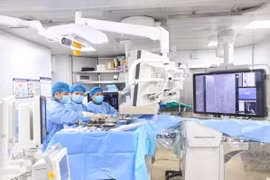 Người đàn ông 63 tuổi nôn ra máu tái diễn nhiều lần do xơ gan