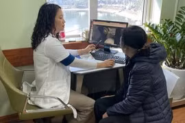 Xách đồ nặng mỗi ngày, thói quen nhỏ âm thầm 'bào mòn' khớp