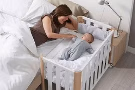 Con ngủ riêng sớm, lợi hay hại?