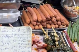 Du khách Lào tố bị "chặt chém" khi mua đồ ăn vặt ở Đà Nẵng 