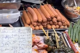 Du khách Lào tố bị "chặt chém" khi mua đồ ăn vặt ở Đà Nẵng 