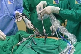 Người đàn ông không dám đi lại vì khối bụng phồng 16 cm