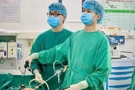 Nội soi cấp cứu người bệnh tắc ruột do dây chằng sau mổ