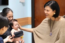 Cựu siêu mẫu Vũ Cẩm Nhung thăm các bé mổ tim, tiếp tục hành trình nhân ái