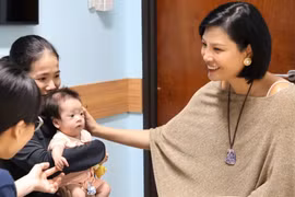 Cựu siêu mẫu Vũ Cẩm Nhung thăm các bé mổ tim, tiếp tục hành trình nhân ái