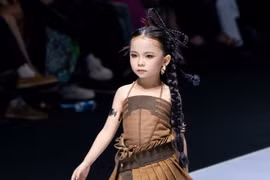 Mẫu nhí 6 tuổi gây ấn tượng tại Vietnam International Fashion Week 2025