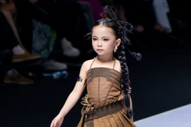 Mẫu nhí 6 tuổi gây ấn tượng tại Vietnam International Fashion Week 2025