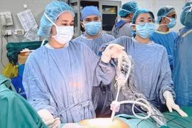 Bệnh nhân 64 tuổi mắc hai ung thư cùng lúc được phẫu thuật thành công