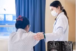 Chóng mặt, yếu tay chân, thanh niên 17 tuổi bị viêm tủy thị thần kinh